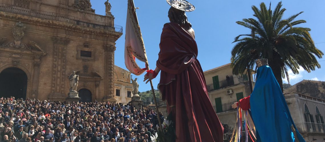 Cristo Risorto e Madonna Vasa Vasa dinanzi a San Pietro