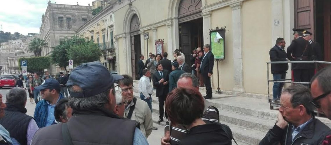 Forconi con Piero Bellaera davanti al Garibaldi