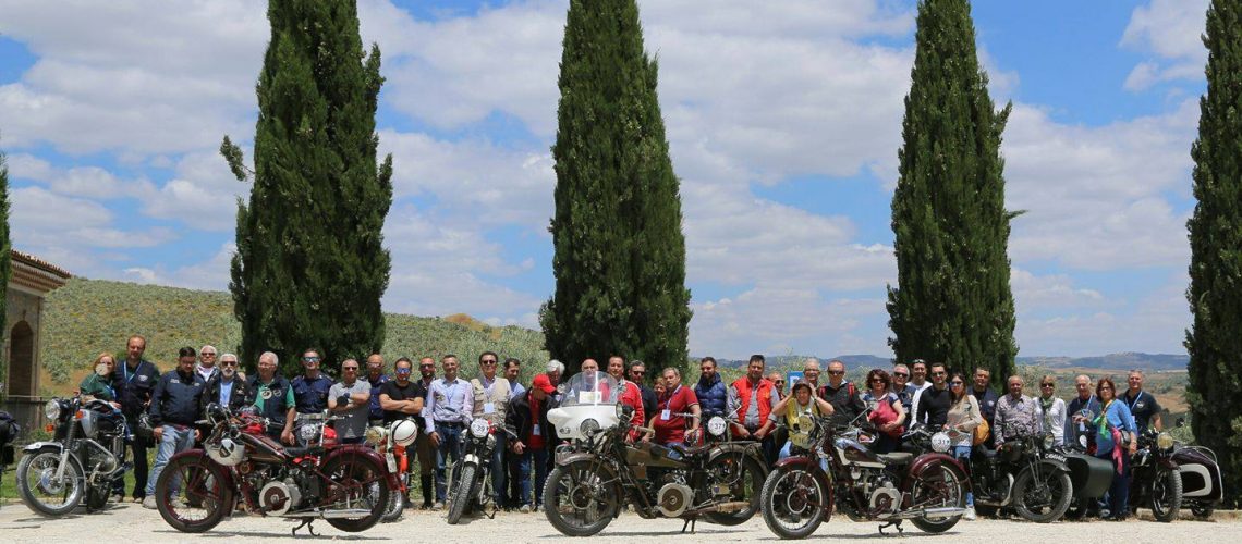 I partecipanti e gli organizzatori della tredicesima Motostoriche nel barocco ibleo