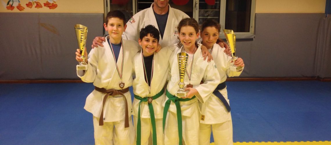 Il maestro Baglieri e i piccoli allievi del Criterium di Messina