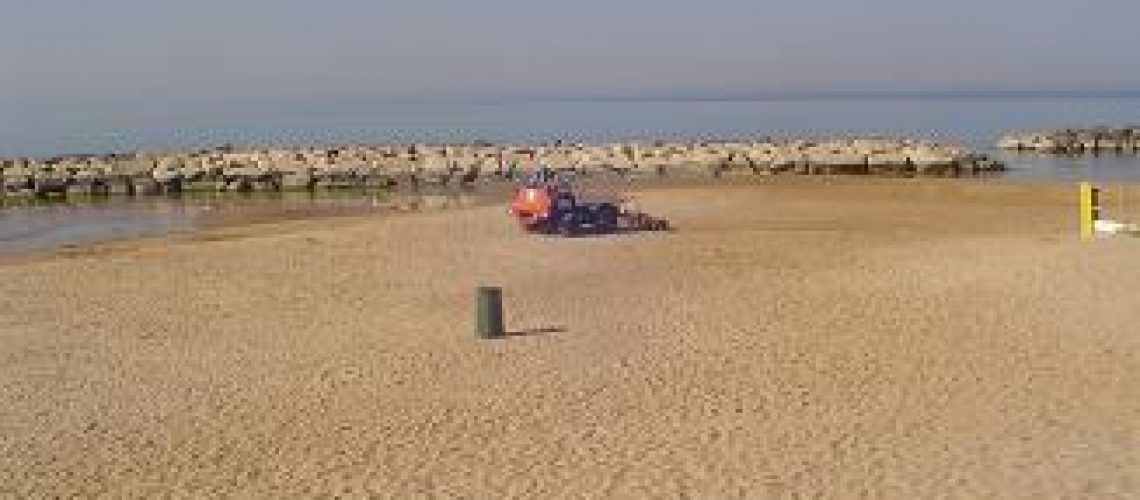 Il puliscispiaggia in azione a Marina di Ragusa