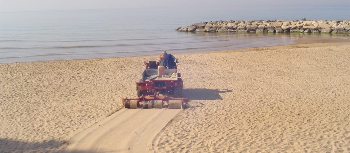 Il puliscispiaggia in azione a Marina di Ragusa