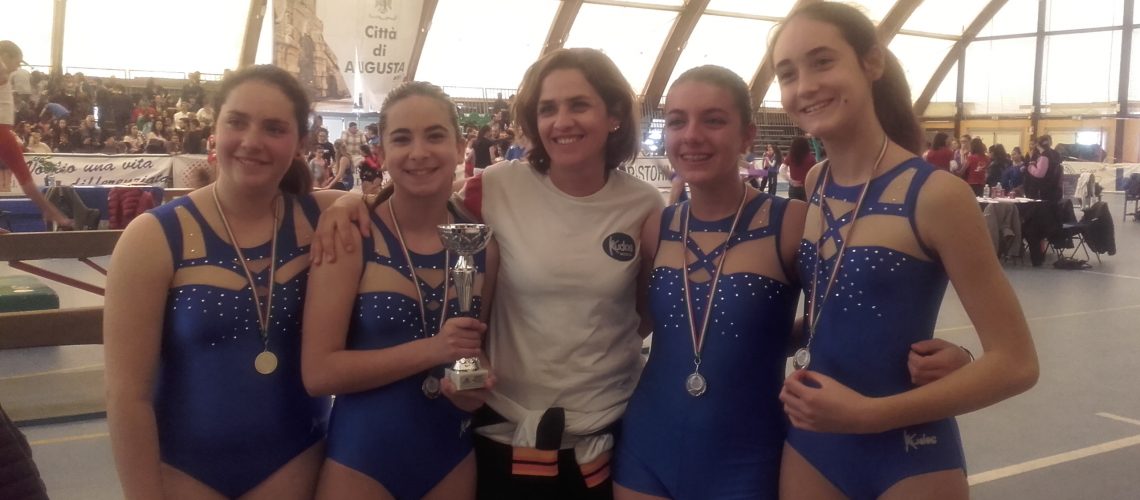 Le giovani campionesse della Kudos. Da sx Giulia D'Angelo, Chiara Cerruto, il tecnico Rita Gerratana, Eva Pluchino e Aurora Alecci