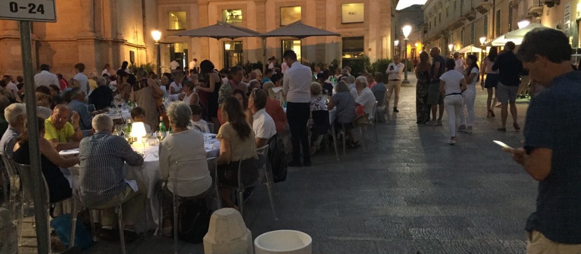 La cena in piazza Pola a Ibla