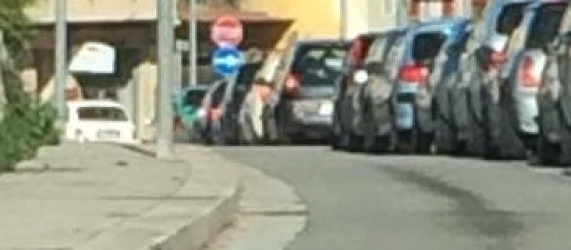 La coda che si forma in via Licitra e la svolta obbligatoria