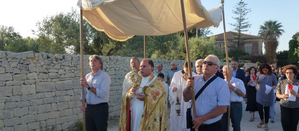 La processione con il Santissimo a Pozzo Cassero