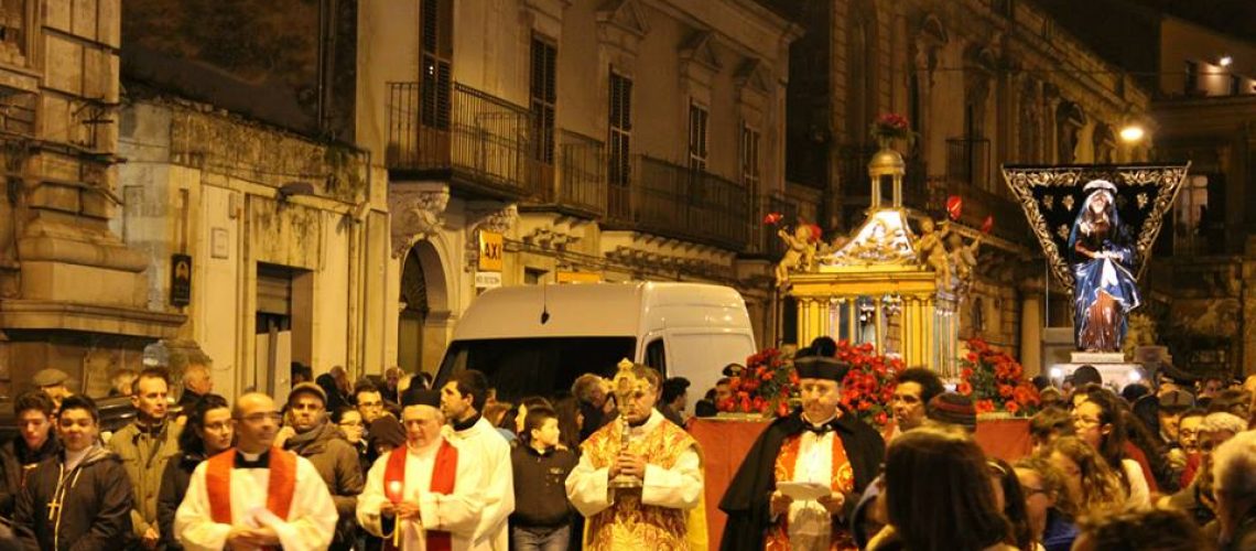 La processione del Venerdì santo con il Cristo morto e l'Addolorata