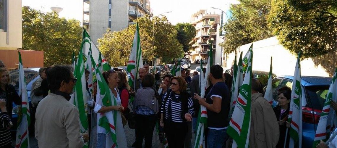 La protesta dinanzi all'Usp di Ragusa