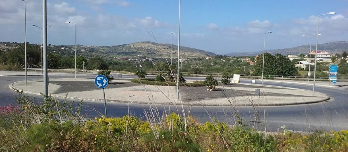 La rotatoria d'ingresso per Modica