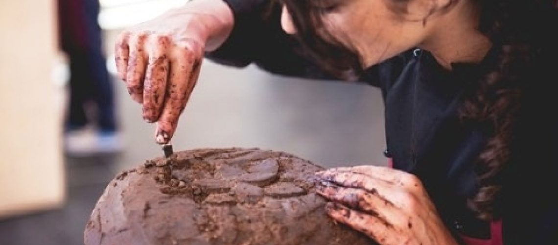 La scultrice Elisa Corallo al lavoro