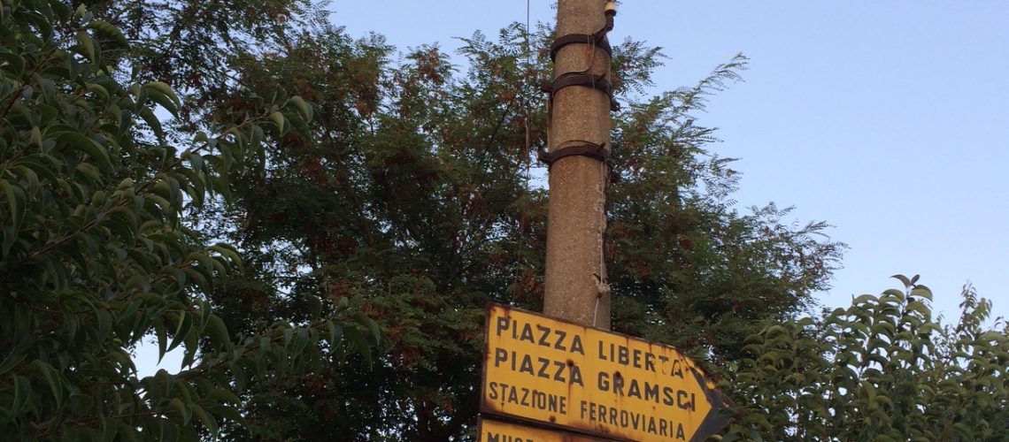 La segnaletica e il palo della luce in viale del Fante