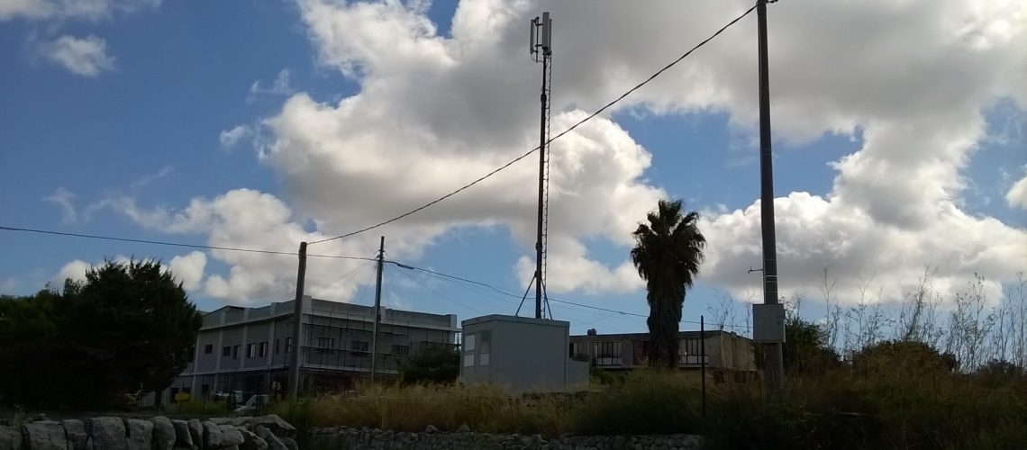 L'antenna all'ingresso della scuola di Piano Ceci