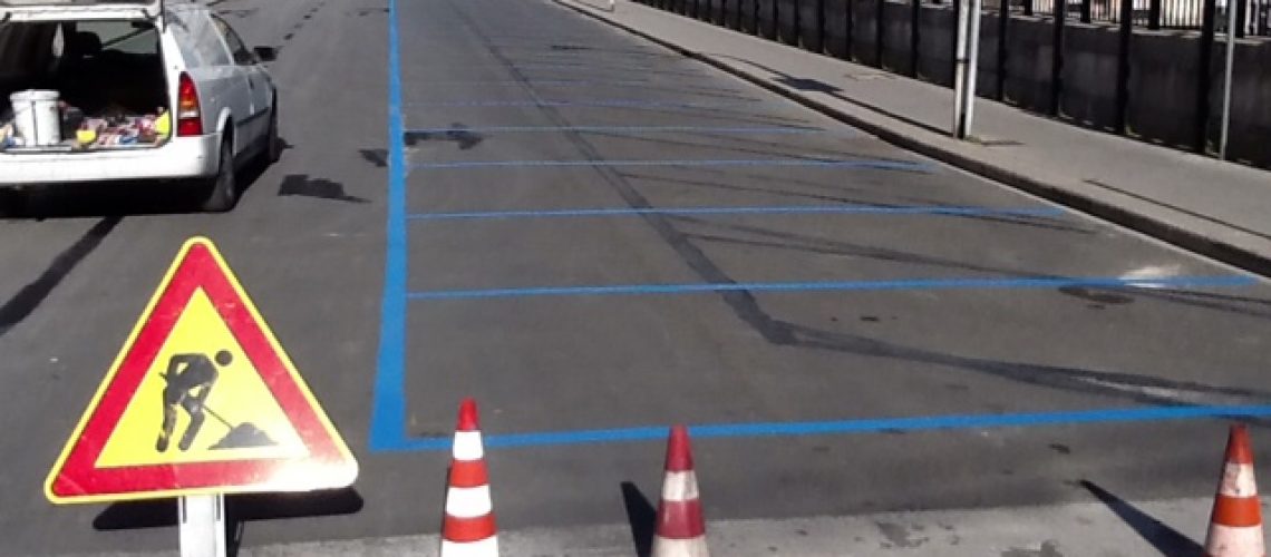 Lavori strisce blu sul ponte di via Roma