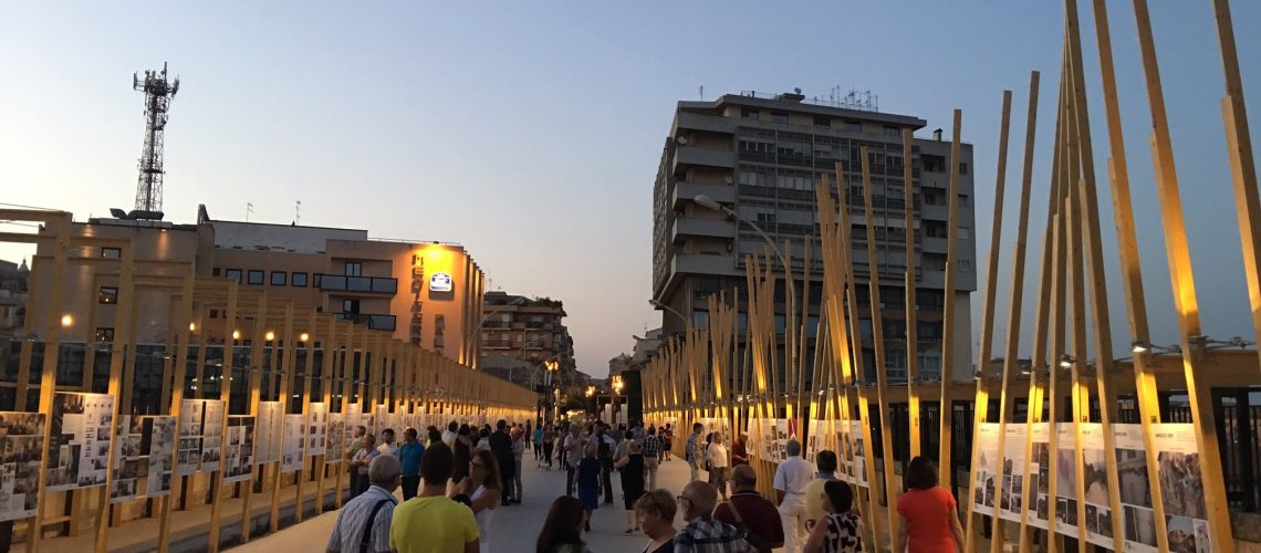 L'installazione sul ponte nuovo ieri sera