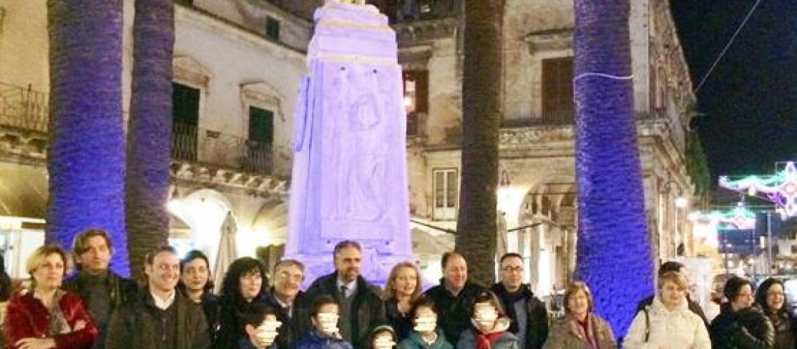 Luce blu al monumento ai caduti per la campagna sull'autismo