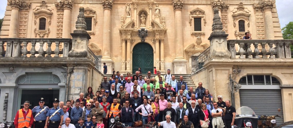 Moto storiche 2014 il gruppo dinanzi alla Cattedrale di Ragusa