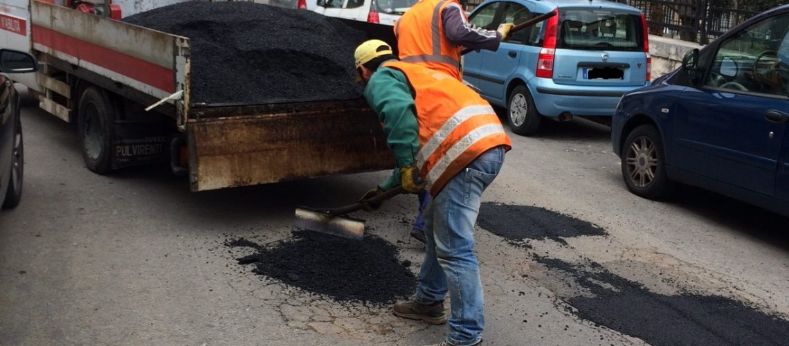 Operai al lavoro in via Paolo Vetri