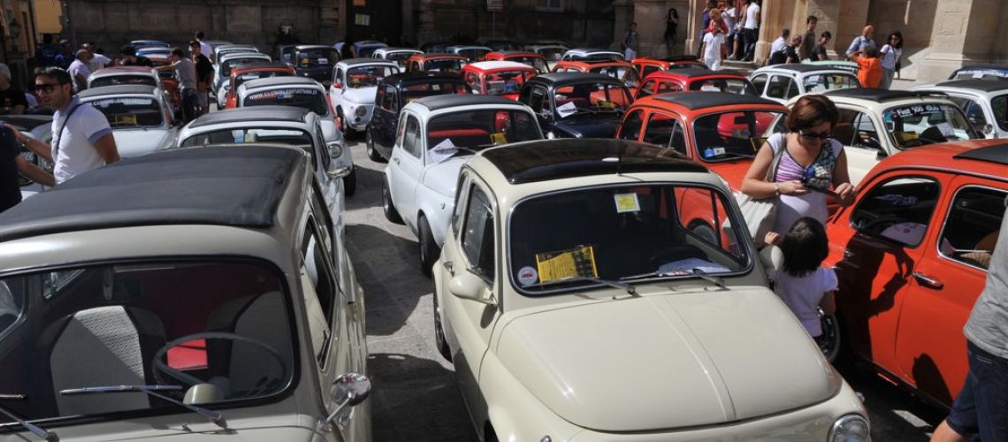 Piazza Pola invasa dalle 500