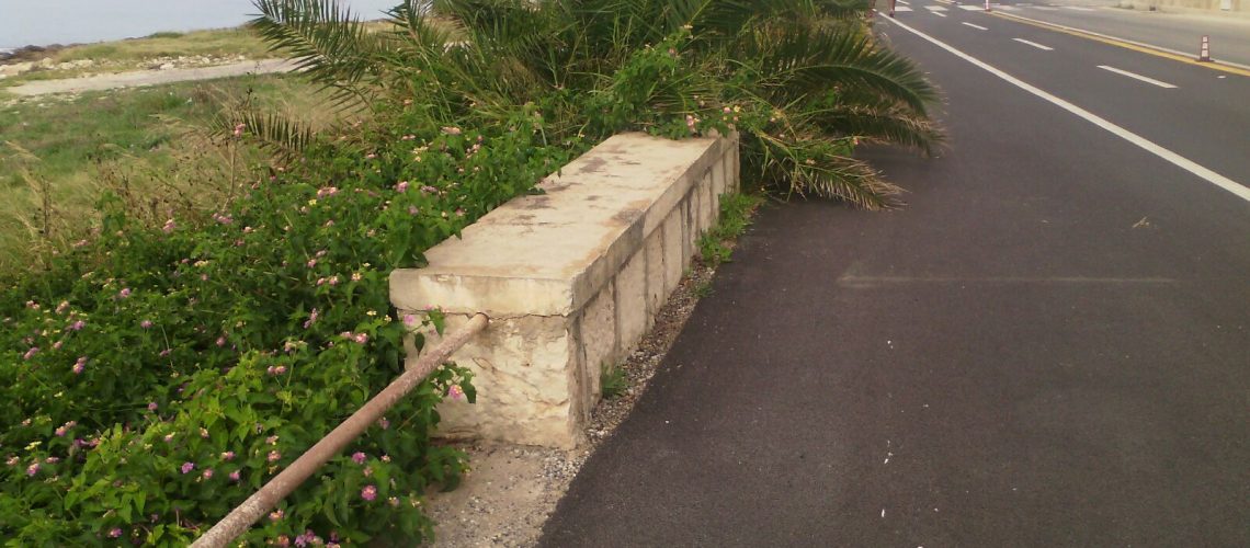 Pista ciclabile autunno ancora verde