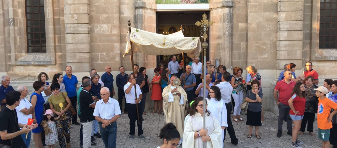 Processione 2017 l'uscita dalla chiesa