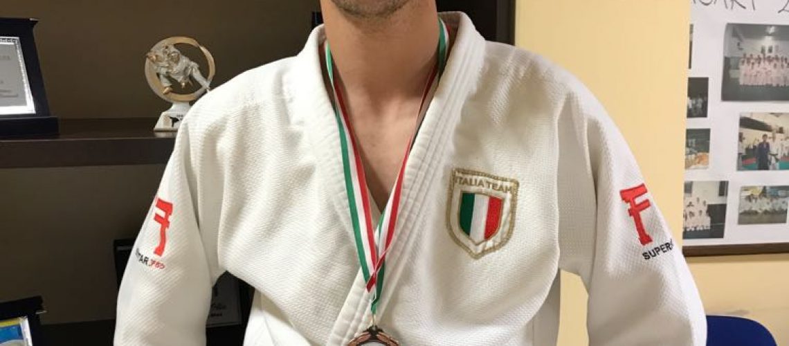 Salvatore Miciluzzo con la medaglia
