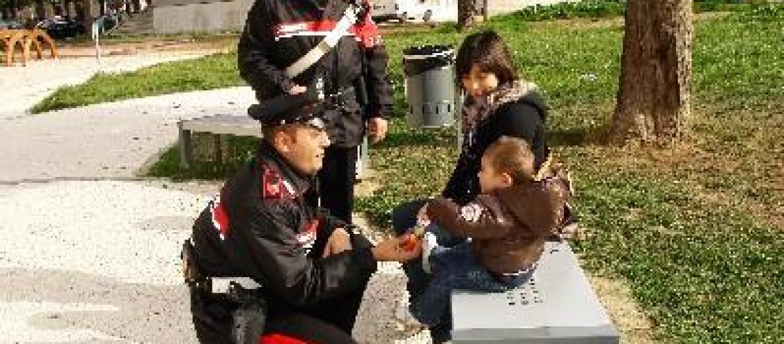 carabinieri_e_bambino