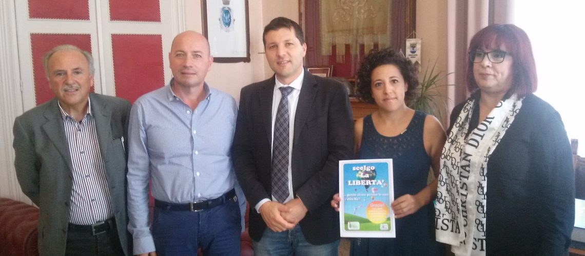 da sn Ass. Martorana, Francesco Agliano di PMG, sindaco Piccitto, Chiara Spataro di PMG e Anna Tumino dell'assoc. Ematum