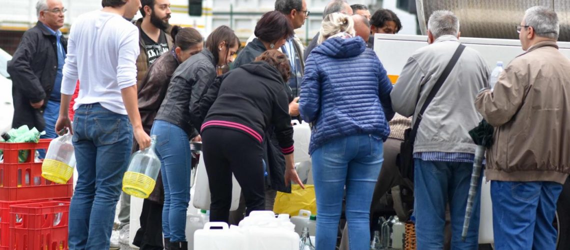 Foto Andrea Di Grazia/Lapresse 
29-10-2015
Messina
cronaca

La città di Messina senz'acqua, gli abitanti fanno rifornimento con le autobotti

Photo Andrea Di Grazia/Lapresse
29-10-2015
Messina (IT)
news

The city of Messina without water, residents are filling with water tankers