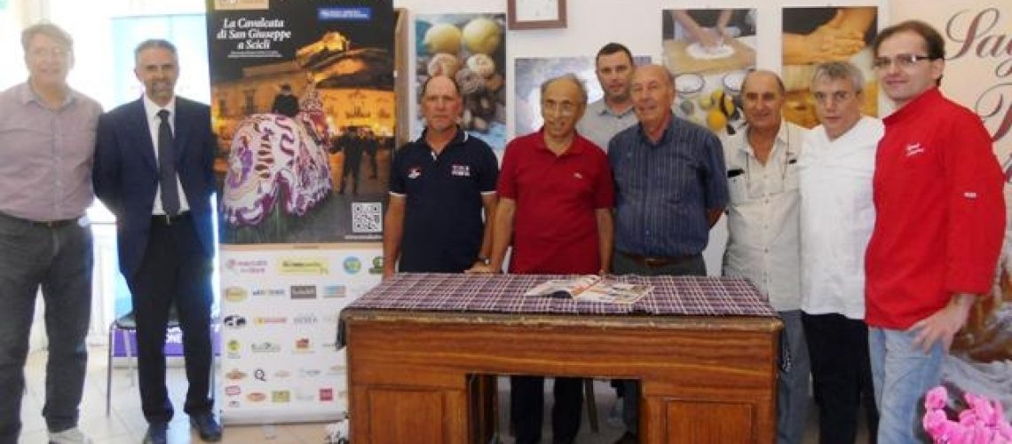 foto di gruppo sindaco di modica expo cavalcata