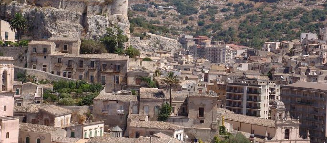 modica panoramica e castello dei conti