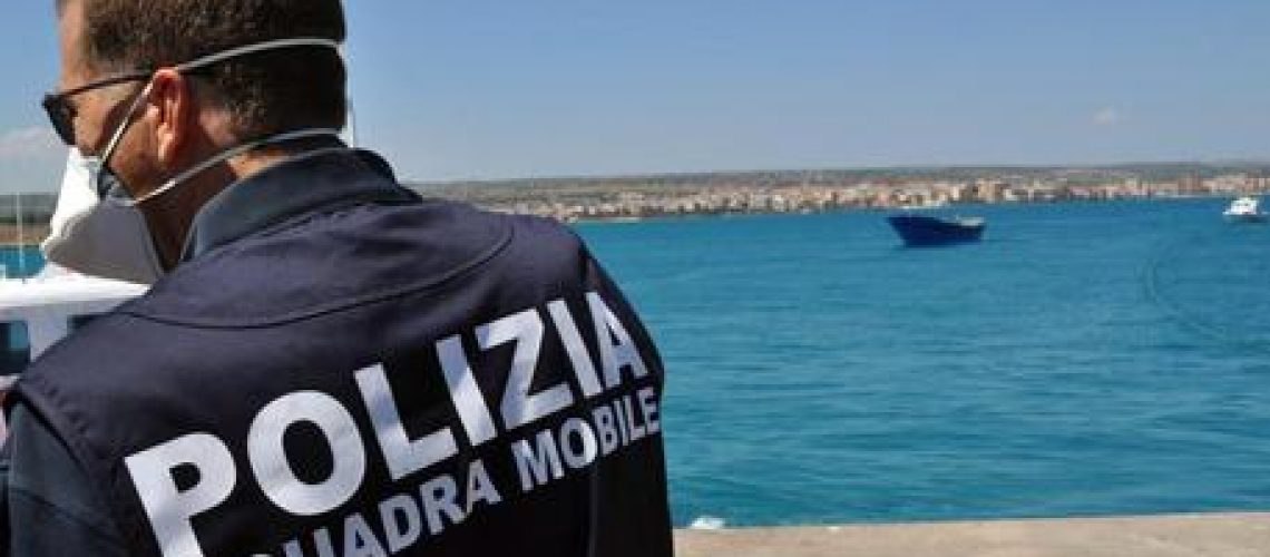 Uomini della Squadra mobile di Ragusa impegnati in operazioni di contrasto dell'immigrazione clandestina in Italia hanno fermato quattro presunti scafisti, in relazione alle indagini sullo sbarco a Pozzallo di 470 migranti recuperati dalla nave Fenice il 15 luglio 2014. Ragusa, 16 luglio 2014. ANSA/ US POLIZIA DI STATO +++ NO SALES - EDITORIAL USE ONLY +++